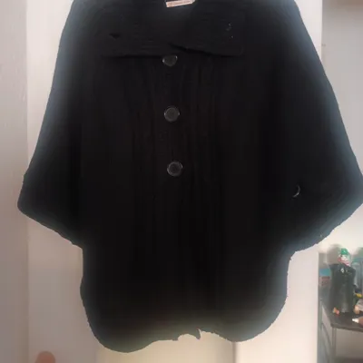 Veste en laine noir manche chauve souris à 12€